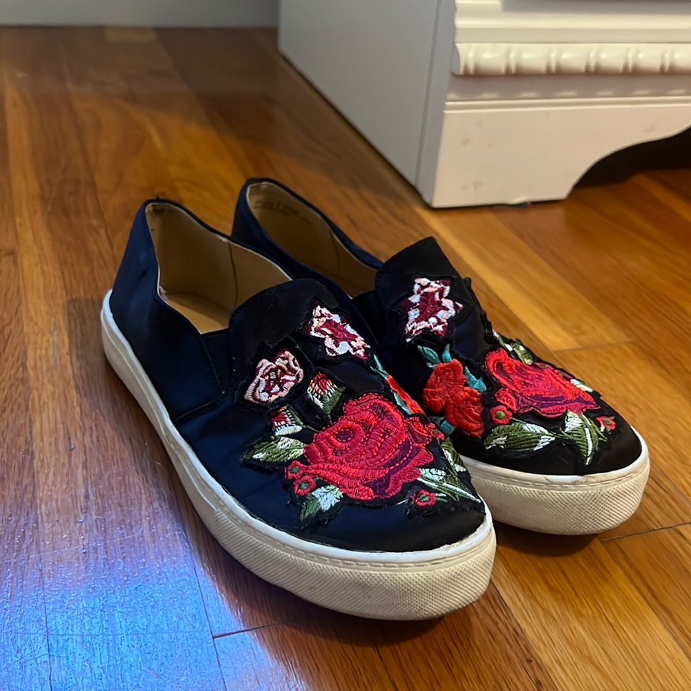 Dirty laundry black shoes with rose embroidered detailing